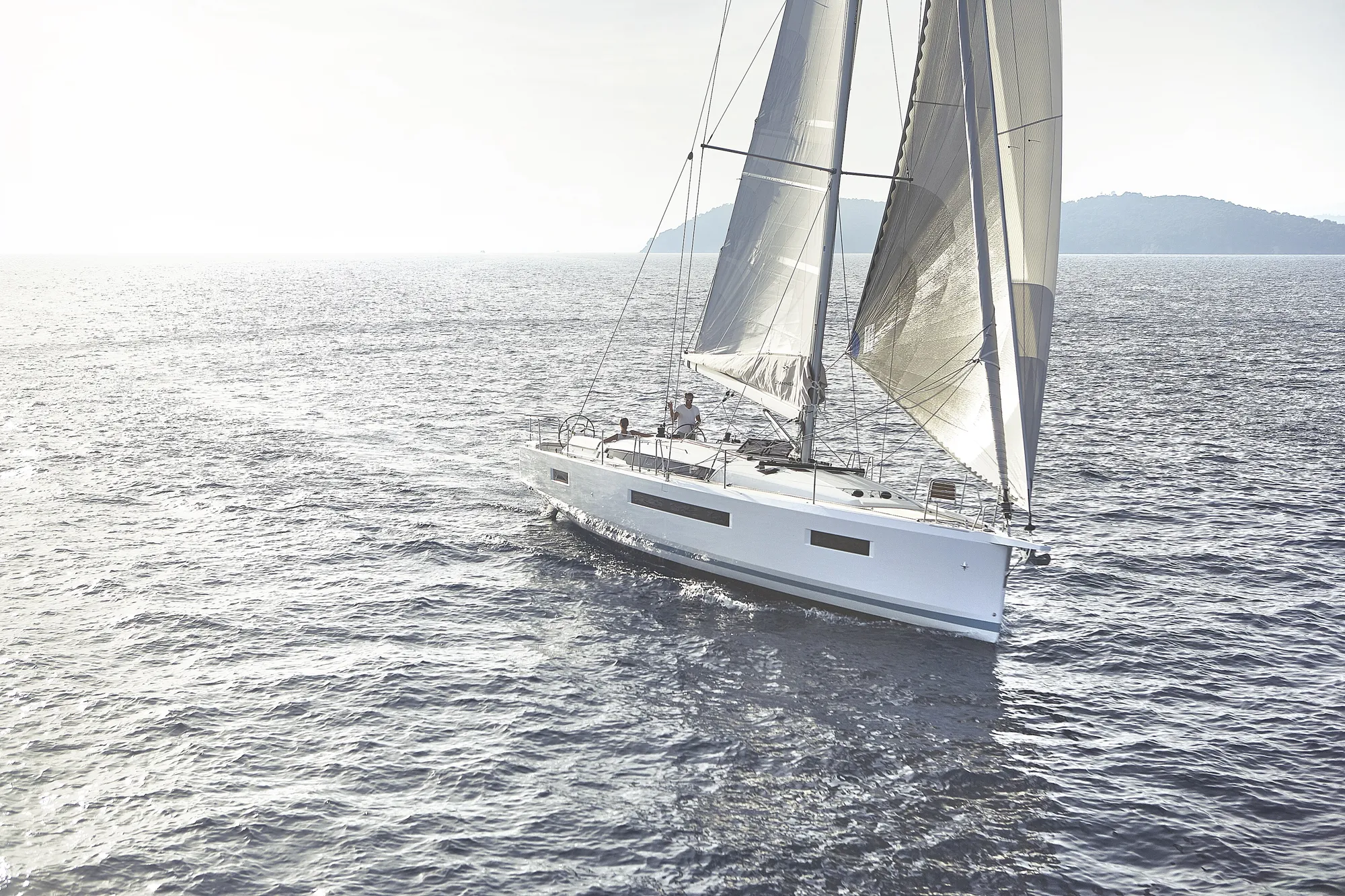 Segelyacht unter vollen Segeln auf offenem Wasser